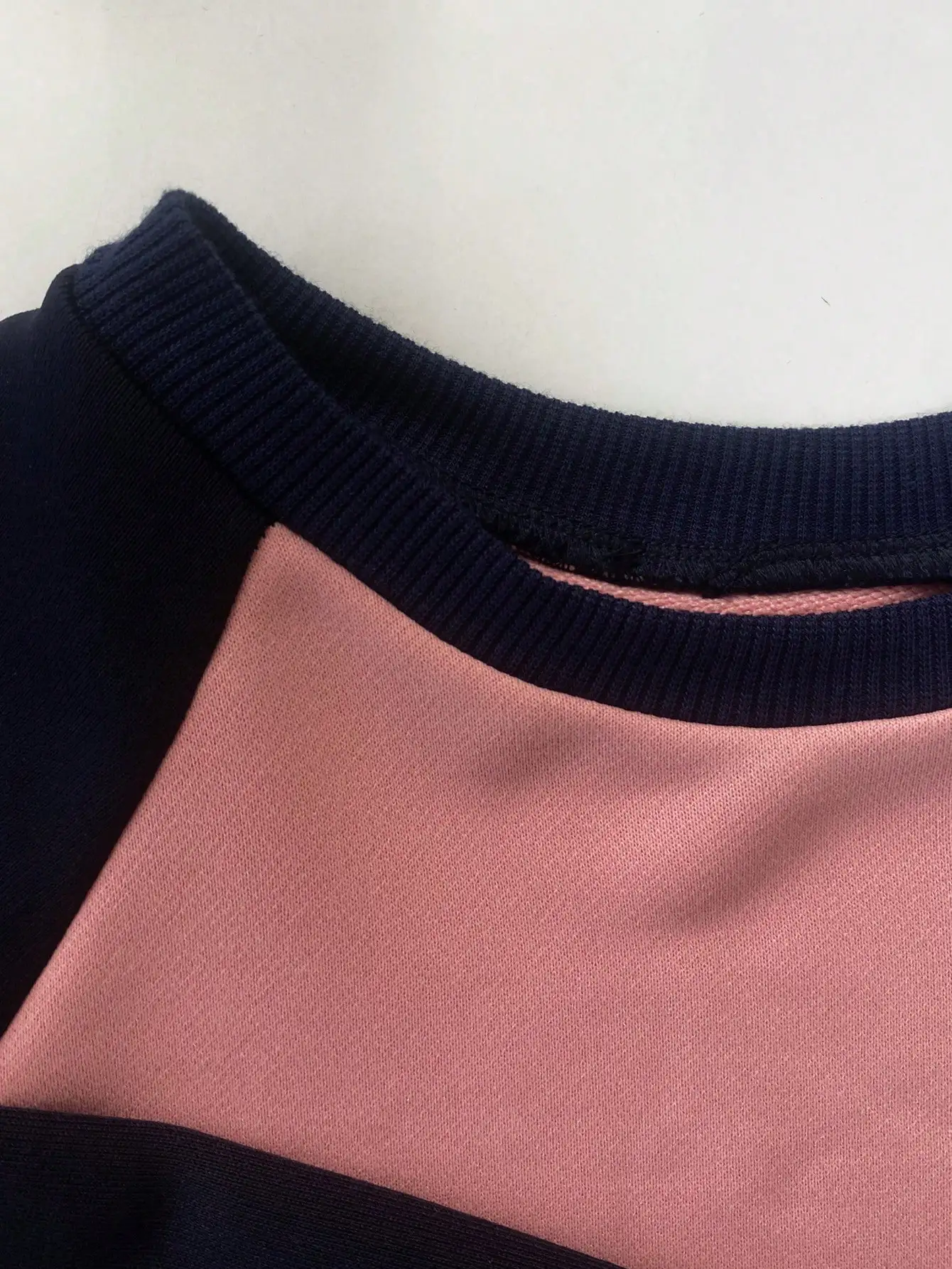 Herbst-Winter-Kleidungsset für Kinder mit Rundhalsausschnitt, Farbblock-Langarmshirt mit Kaninchen-Print und bedruckter Hose mit elastischem Bund – Detail 4