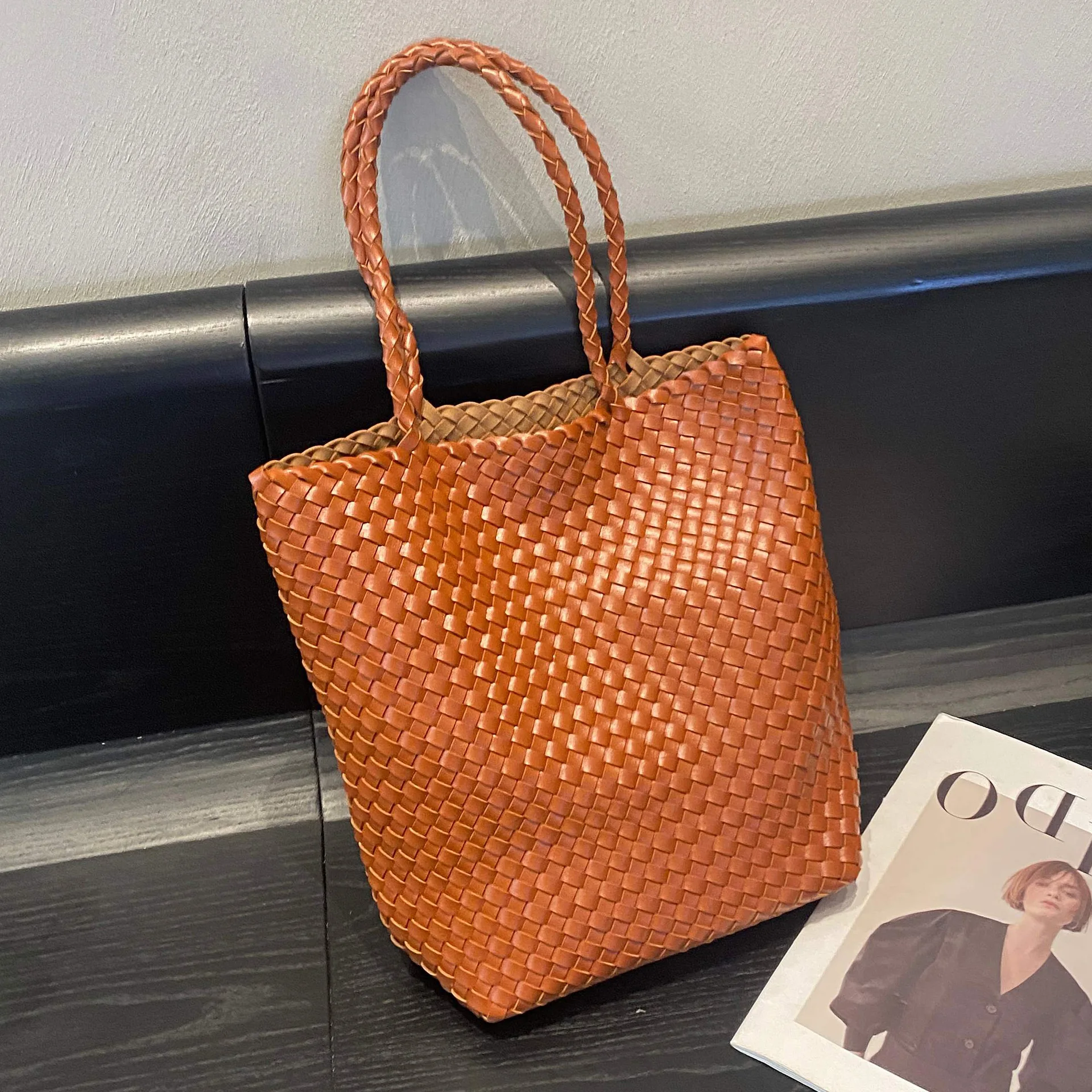 

Новая плетеная соломенная сумка-тоут ручной работы 2026 года, большая вместимость, со съемным чехлом, стильная повседневная пляжная сумка для женщин