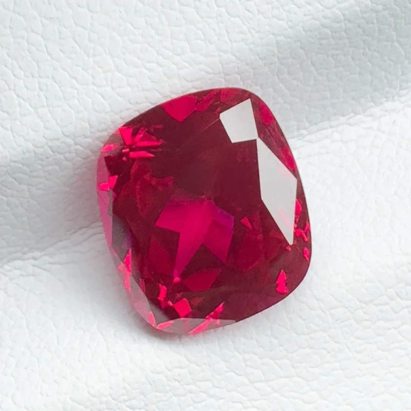 Lab Grown ทับทิมสแควร์ Pigeon Blood Red Cushion Cut 10x10 มม. 5.9ct คุณภาพสูงอัญมณีสําหรับเครื่องประดับทําด้วย AGL ใบรับรอง