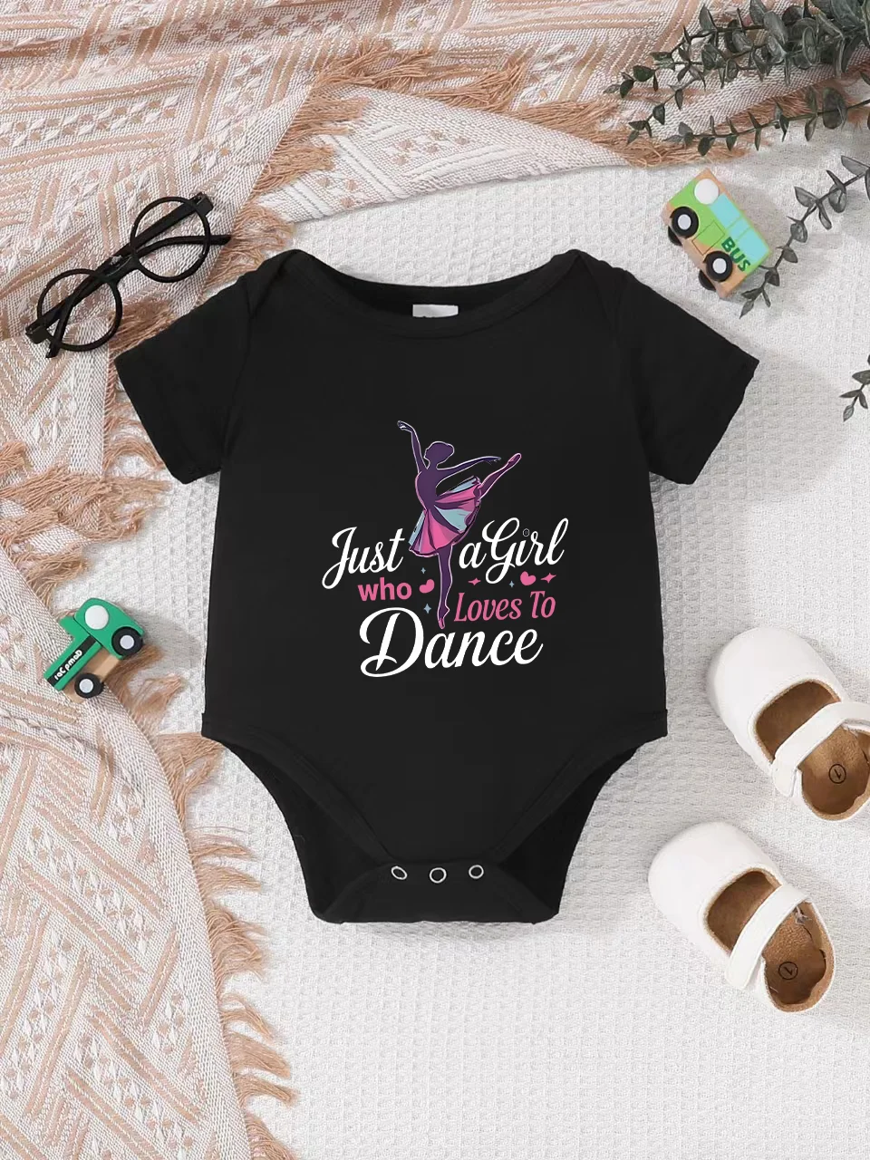 

Baby short-sleeved triangle bodysuit, fun letter print, button design, easy to care for, suitable for new parents.