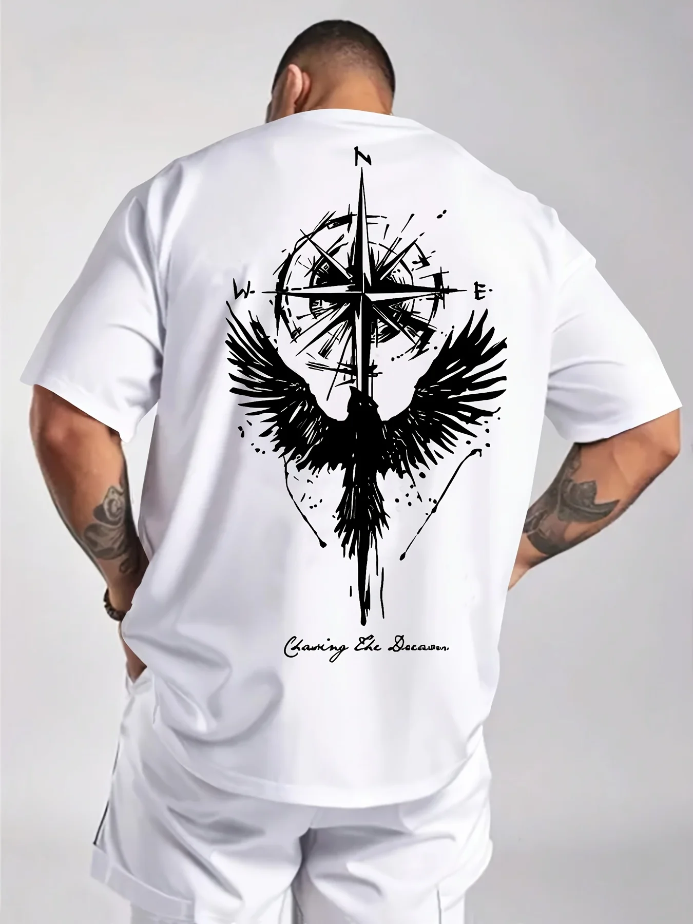 Phoenix and Compass Chasing The Dream Aufdruck auf hochwertigem, weichem Herren-T-Shirt aus 100 % Baumwolle, perfekt für Sommer-Streetwear und Reisen – Detail 5