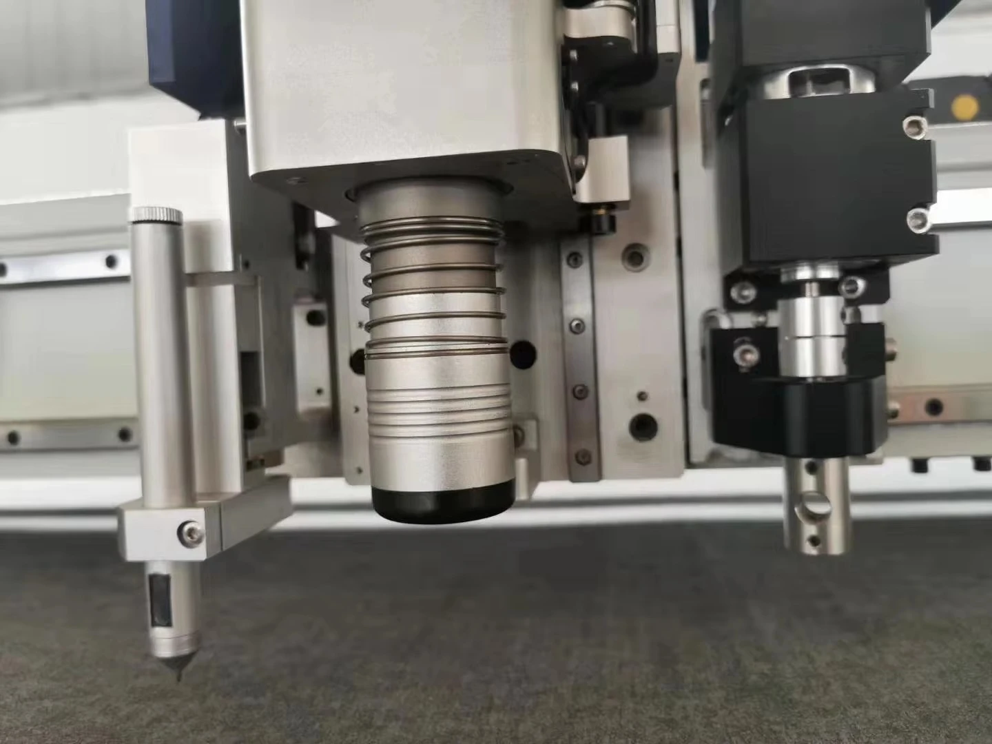 Picture 7: Automatic Post-Printing Road and Traffic Safety Signage Packaging Machine Reflective Film Digital Paper Flatbed Cutter