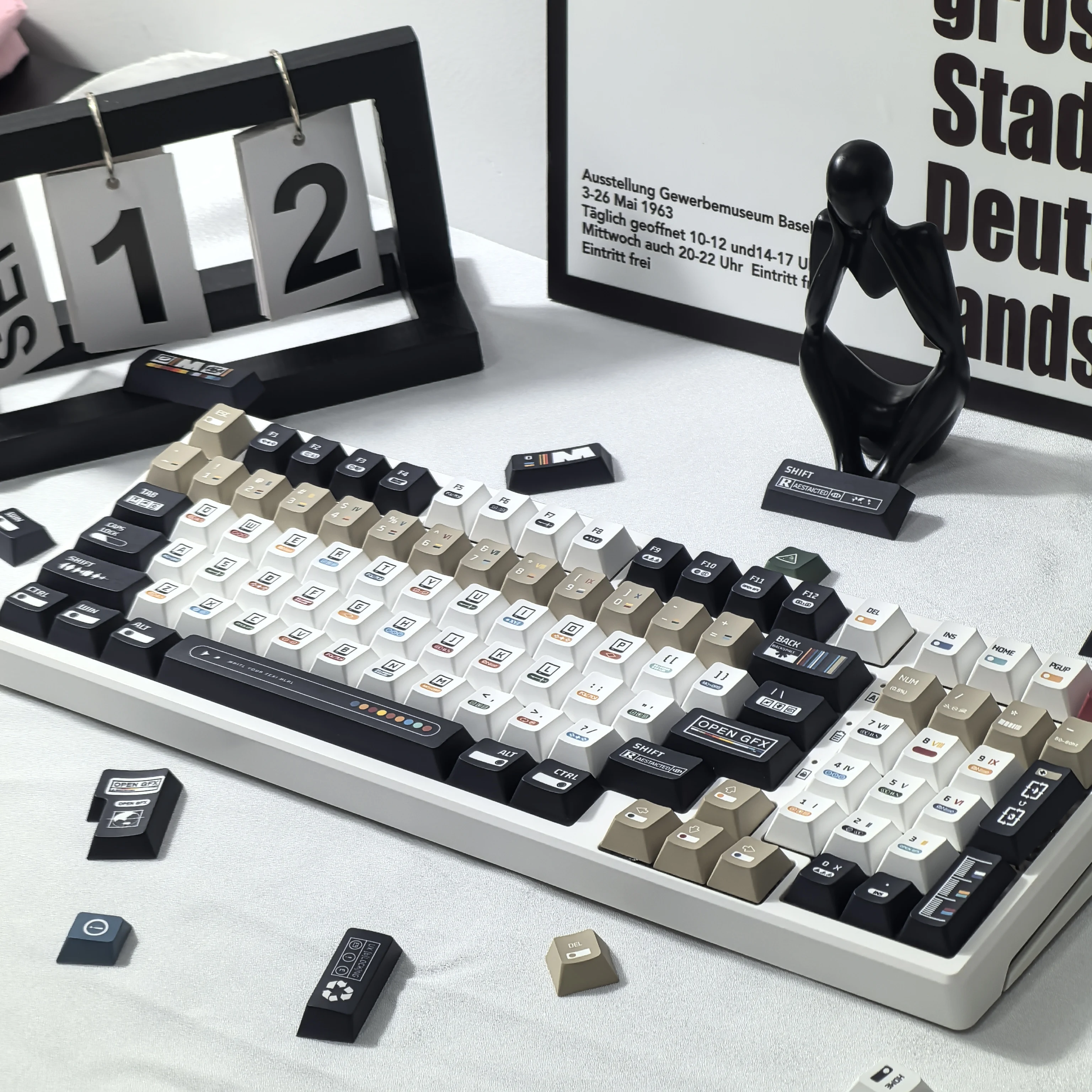 Korean Keycaps Maximalism Theme Keycap 135Keys Cherry Pbt Russian English Retro Keycap Black White Design “L ”Shape Enter Key