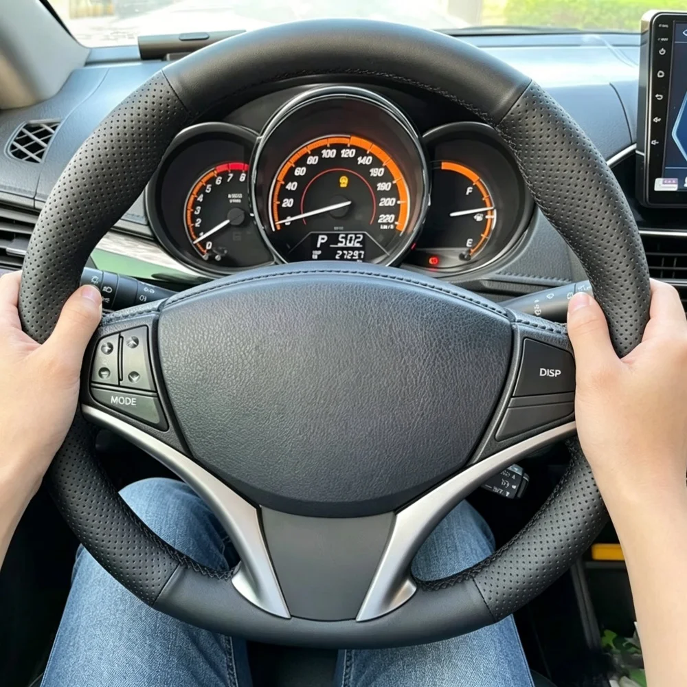 Auto-Innenzubehör Geflochtenes schwarzes, verschleißfestes Kunstleder 2014-2016 Lenkradbezug für Toyota Yaris Vios.