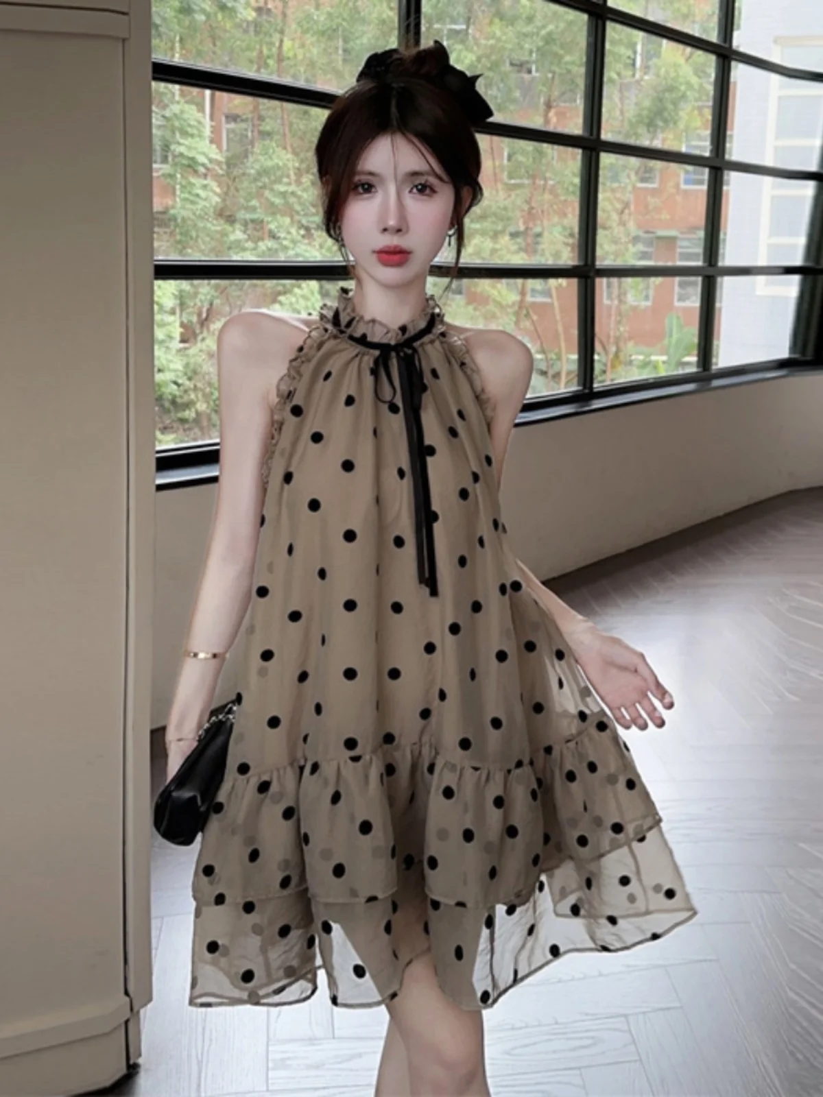 Mini vestito estivo da donna con volant e design a pois vintage con fiocco e gonna a trapezio corta da spiaggia casual allentata in chiffon marrone