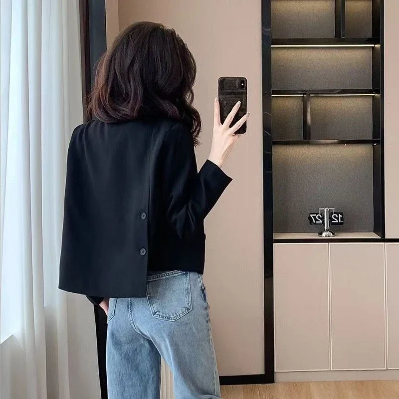 เสื้อเบลเซอร์ผู้หญิงแบบกระดุมสองแถว ปี 2025 รุ่นสั้น สำหรับฤดูใบไม้ผลิและฤดูใบไม้ร่วง ดีไซน์เกาหลีใหม่ คุณภาพสูง ทรงเล็ก เรียบง่าย สไตล์ลำลอง สำหรับใส่ทำงาน ให้ลุคสง่างาม