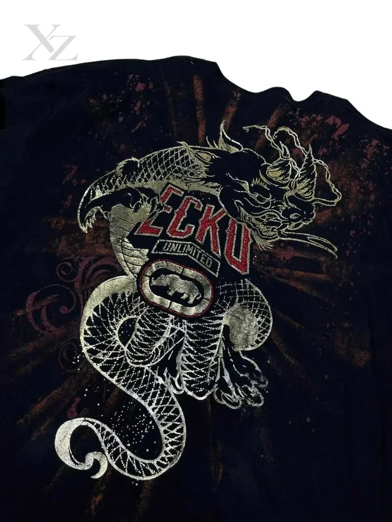 Camiseta Ecko Retro Lavada con Estampado de Dragón Metálico Desgastado, Moda Urbana, Ropa Urbana, Unisex, Manga Corta