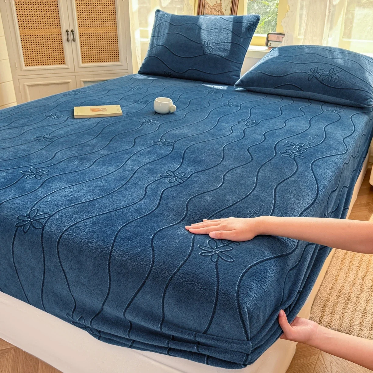Cozy Faux Cashmere Printed Fitted Sheet 360 Degree Full Surrounded Warm Non Slip Bed Cover  Mattress Protection