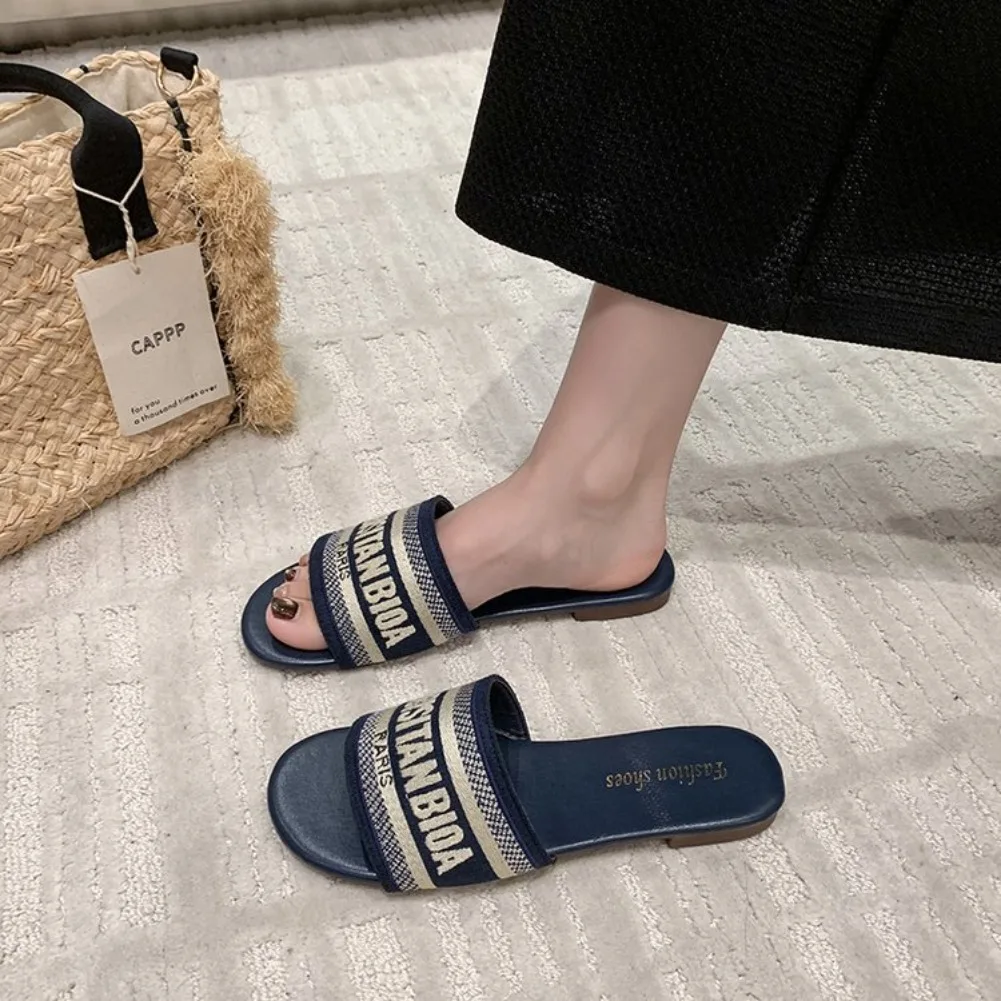 Damen-Mode-Flachpantoffeln, Sommer-Neuheit, runde Zehenpartie, offene Zehen, Buchstabenstickerei, weiche Sohle, rutschfeste Sandalen, Damen-Hausschuhe – Detail 17