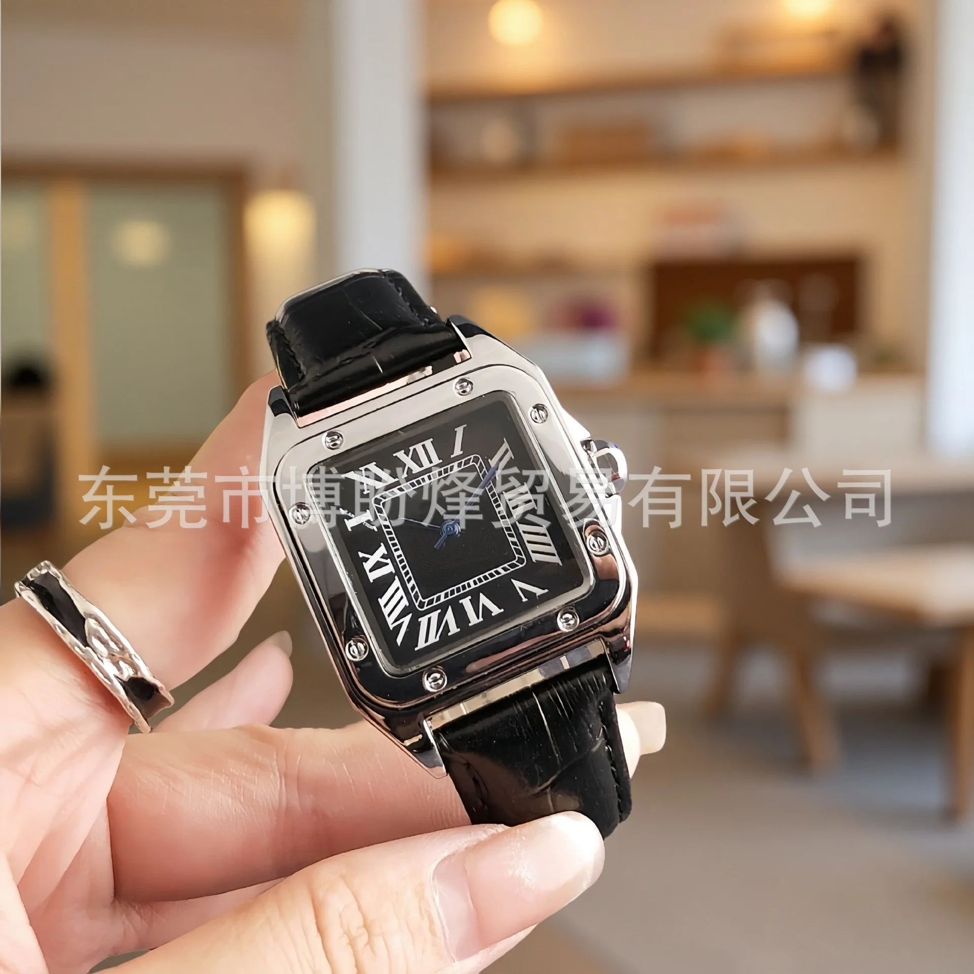 ساعة نسائية أصلية فاخرة مصممة بعلبة مربعة جديدة وبسيطة وأنيقة وحركة كوارتز ذات مظهر عالي وجودة عالية