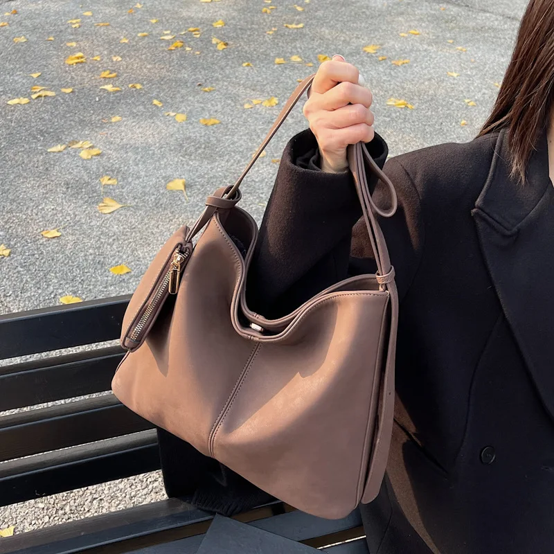 

Women's Niche Crossbody Bucket Bag Stylish and Versatile Large Capacity Shoulder Bag Soft and Comfortable Underarm Carry