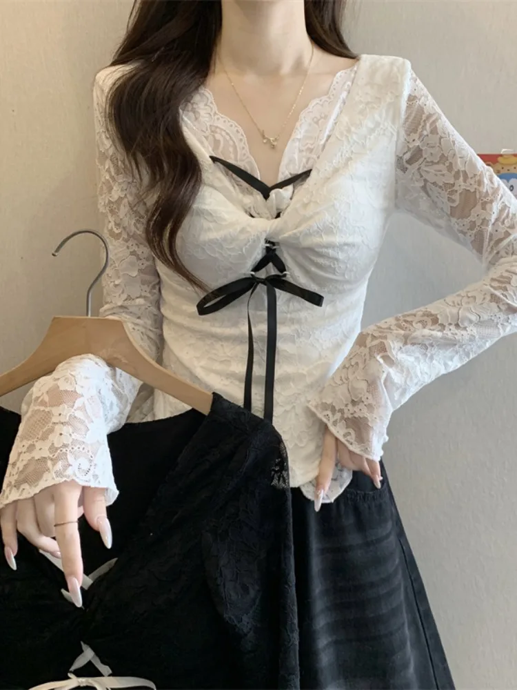 เสื้อท็อปผู้หญิง คอวี แต่งลูกไม้ สไตล์เกาหลี สวยหวานซ่อนเปรี้ยว ทรงเข้ารูป เอวคอด แขนยาว เหมาะกับต้นฤดูใบไม้ผลิ