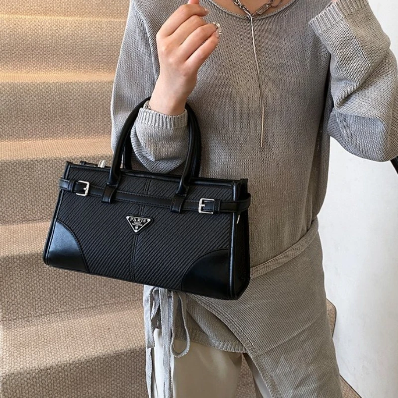 

A Niche and Stylish Tote Large Women's Bag, 2025 New High-end Quality Commuter Bowling Bag, Hand-held Crossbody Bag