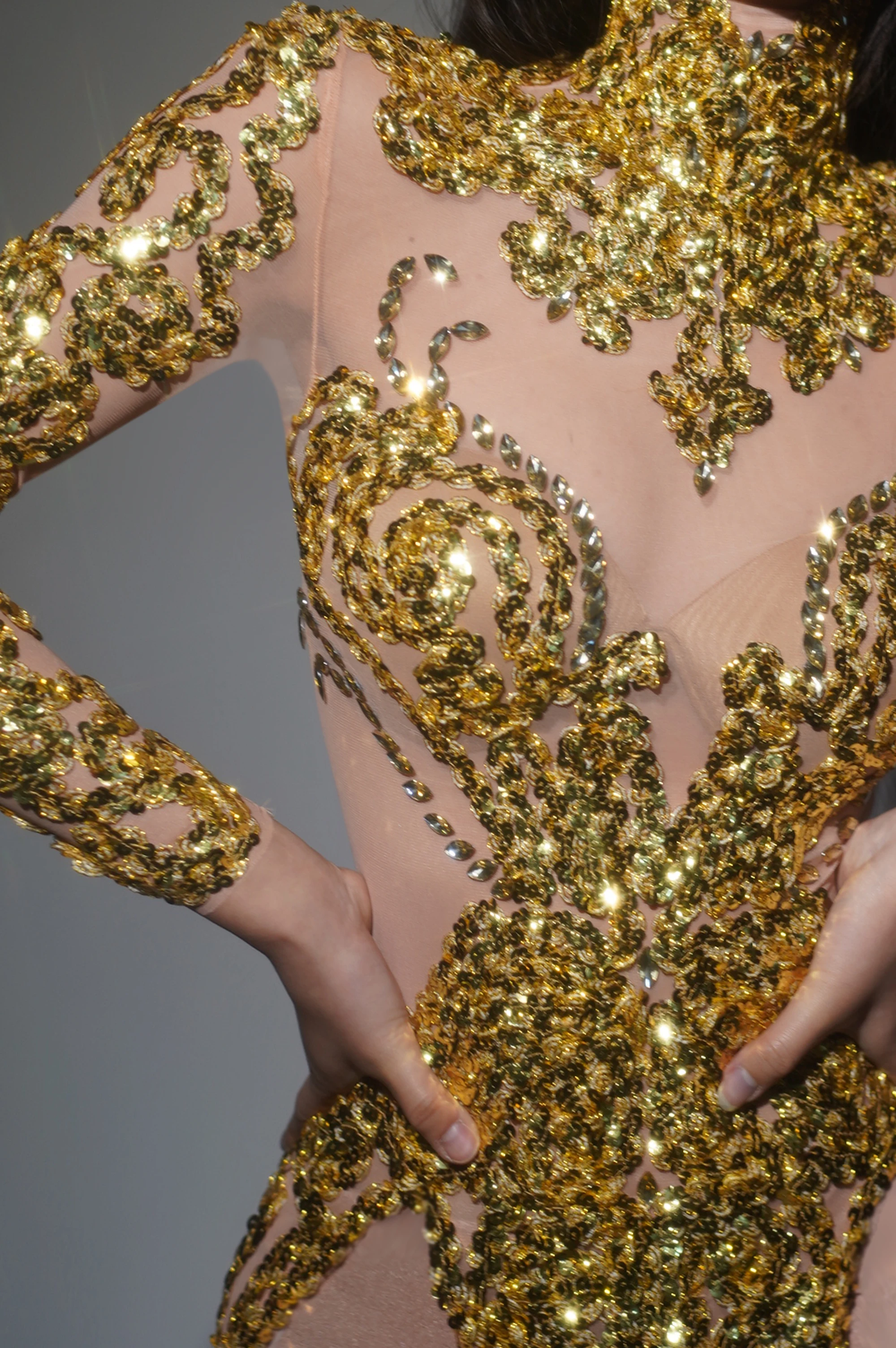 المرأة مثير جريئة بريق Bodycon فستان كريستال الترتر التطريز دنة سبليت البسيطة Showgirls المرحلة ازياء ملهى ليلي فستان