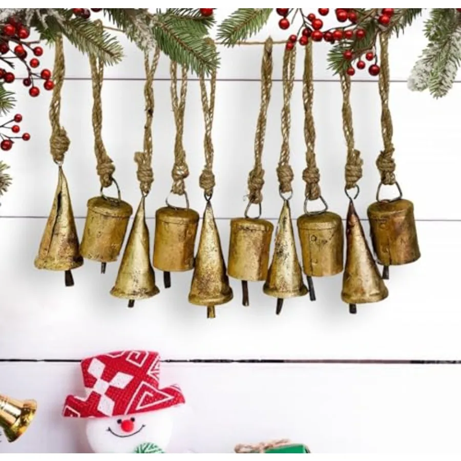 مجموعة Mie Creations مكونة من 10 أجراس عيد الميلاد الريفية العتيقة وأجراس القصدير على حبل الجوت لديكور العطلة مثالية لعيد الميلاد اليدوي