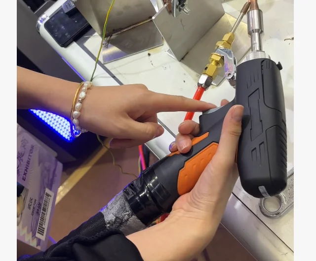 High Power Handheld Laser Welding Machine 3000W With Air Cooling System For Thicker Metal Plates Welding