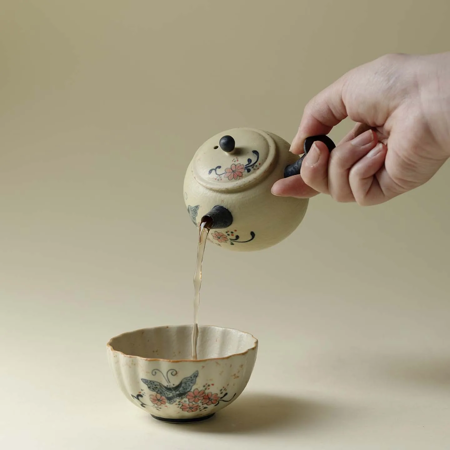 Carved Blue And White Porcelain Flame-Red Underglaze Butterfly Design Small Hand-Held Teapot For Home Use Kung Fu Tea Set With