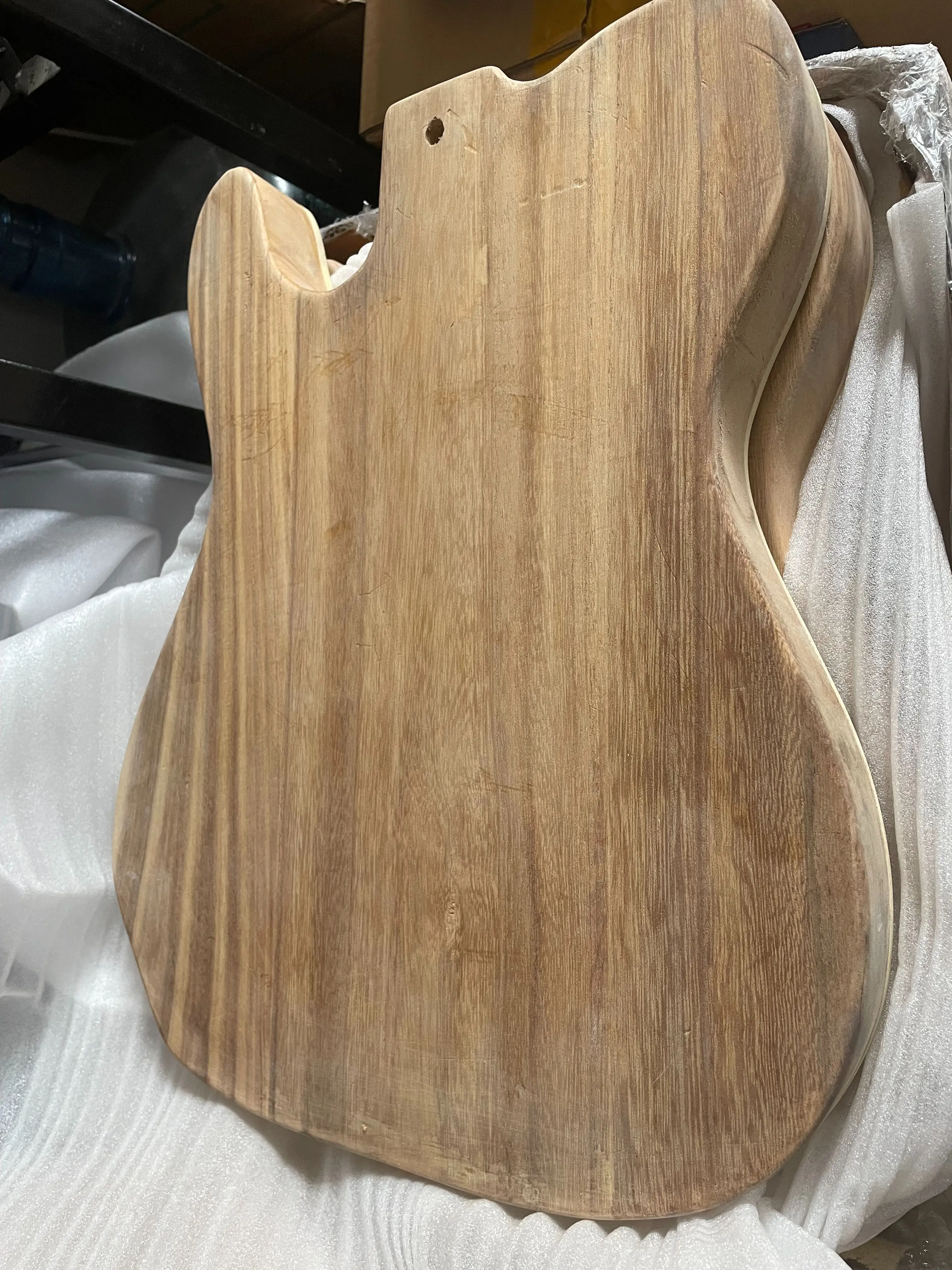 Unfinished Piulownia Wooden Barrel, Water Wave Maple Veneer, Beautiful T-Style Electric Guitar Body, Unfinished