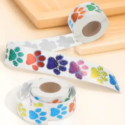 

2 рулона милых блестящих наклеек с отпечатками собачьих лапок, яркие красочные мини-этикетки в форме лапок для декора стен, классных комнат, конвертов, досок объявлений