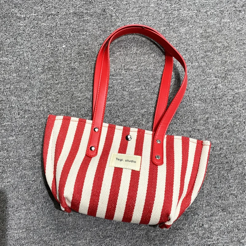 Bolsos de lona a rayas de estilo japonés para mujer bolsos y monederos de diseñador de lujo novedad de 2024 en letras decoración de colores contrastantes bolso de hombro pequeño de tela para las axilas alta calidad