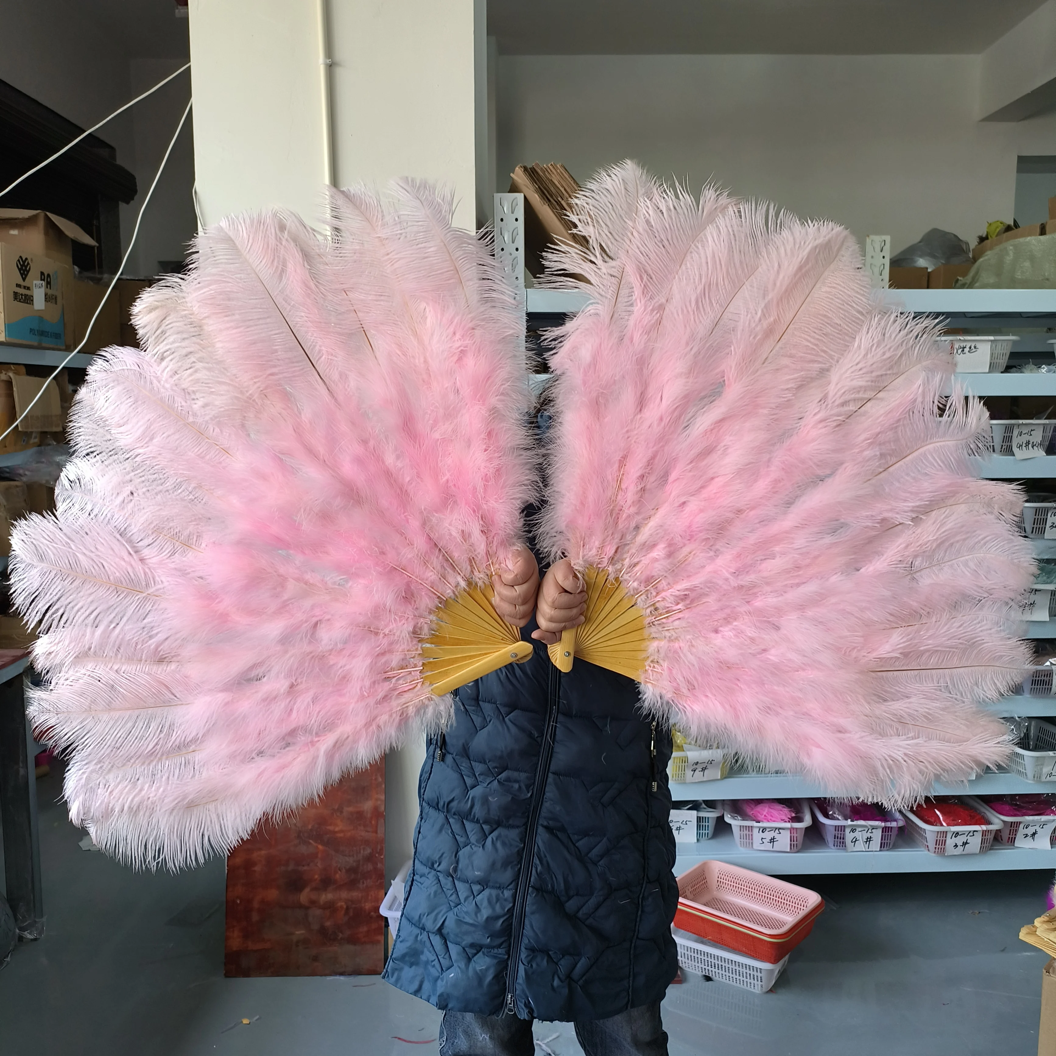 Wholesale 10PC Light Pink Ostrich Feathers Fans for Carnival Belly Dance Magic Show Stage Decor Performance Props Customized