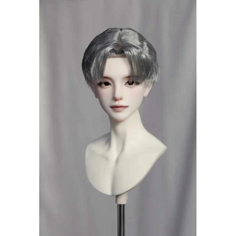1/3 1/4 Grijs Zacht Melkzijde Platte Kapsel BJD Poppruik Jongens Speelgoed Voorhoofd Handhaak Eenvoudige Korte Styling Haarpruik Popaccessoires XC