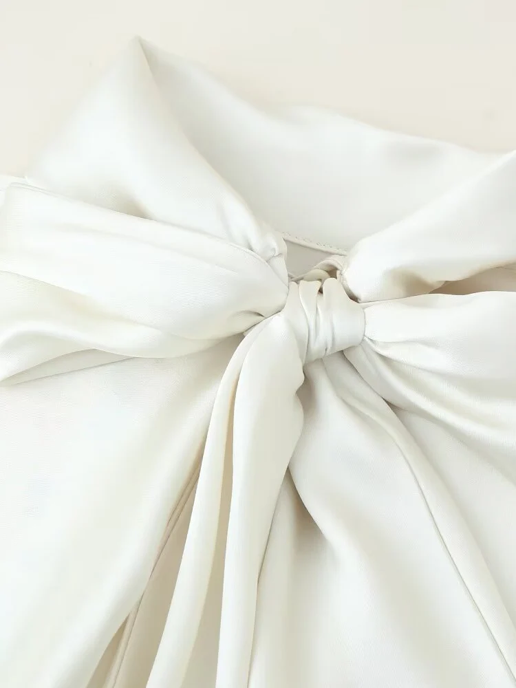 Nouvelle mode féminine de style européen, robe courte polyvalente et élégante avec embellissement de foulard en satin de soie.