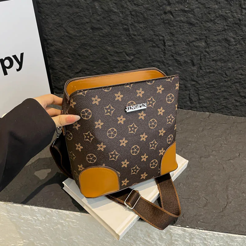 

Новинка 2023 года, женская сумка-мешок с монограммой в стиле ретро для работы, большая вместительная сумка через плечо, сумка через плечо, повседневная шикарная сумка