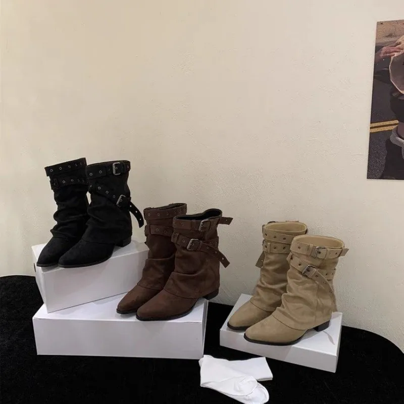 Herbstliche neue Stiefel mit spitzer Zehenpartie und niedrigem Absatz, die bis zur Kniekehle reichen, mit doppeltem Gürtelschnallendesign – elegante und retro Western-Cowboystiefel. – Detail 5