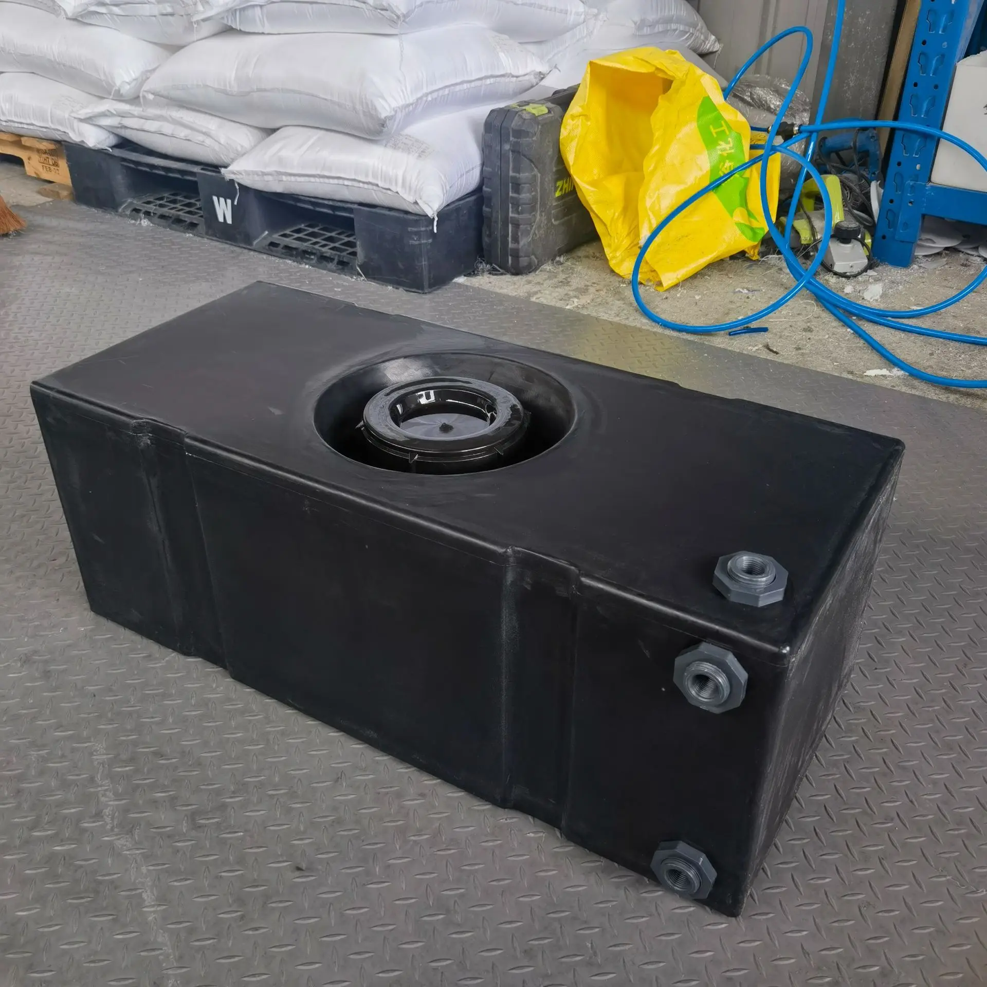 Mechanical equipment Water tank Rotomolded plastic storage square bucket 90L square convex cover Acid and alkali resistant stora