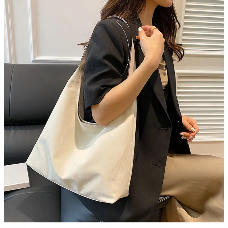 

2024 new popular fashion texture shoulder bag Ms. senior sense of large-capacity Tote bags