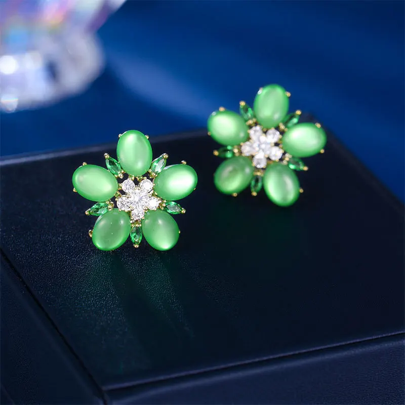 

Elegant flower stud earrings, high-end earrings, new four-leaf flower green earrings, silver needle crystal, versatile