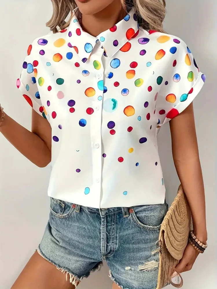 قمصان نسائية صيفية 2025 بأكمام قصيرة مع مطبوعات زهور صغيرة بسيطة لقضاء عطلة صيفية عصرية وغير رسمية