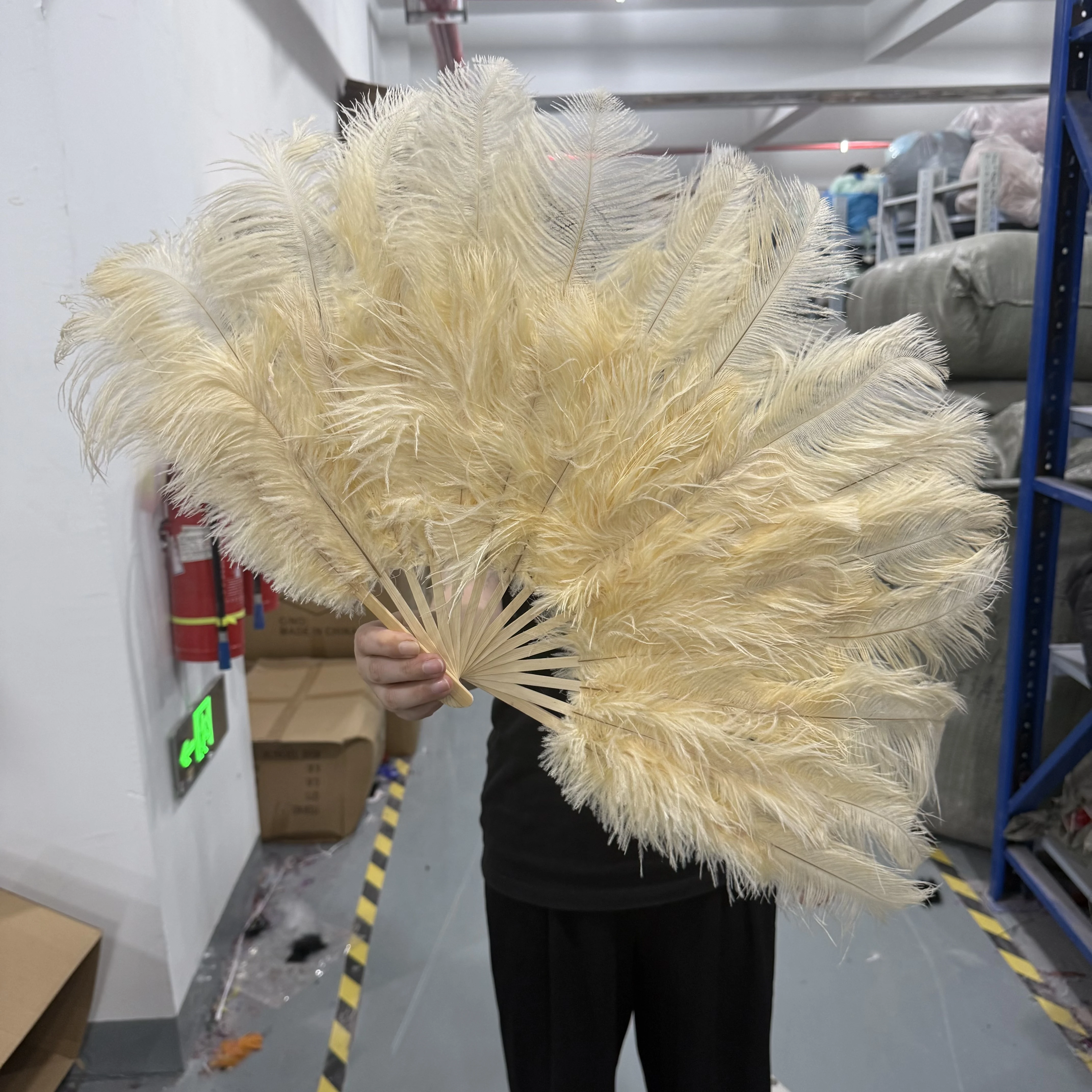 70x40cm Beige Natural Ostrich Feather Fan 15 Bones Foldable Hand Held Fan for Party Wedding Burlesque Stage Performance Props