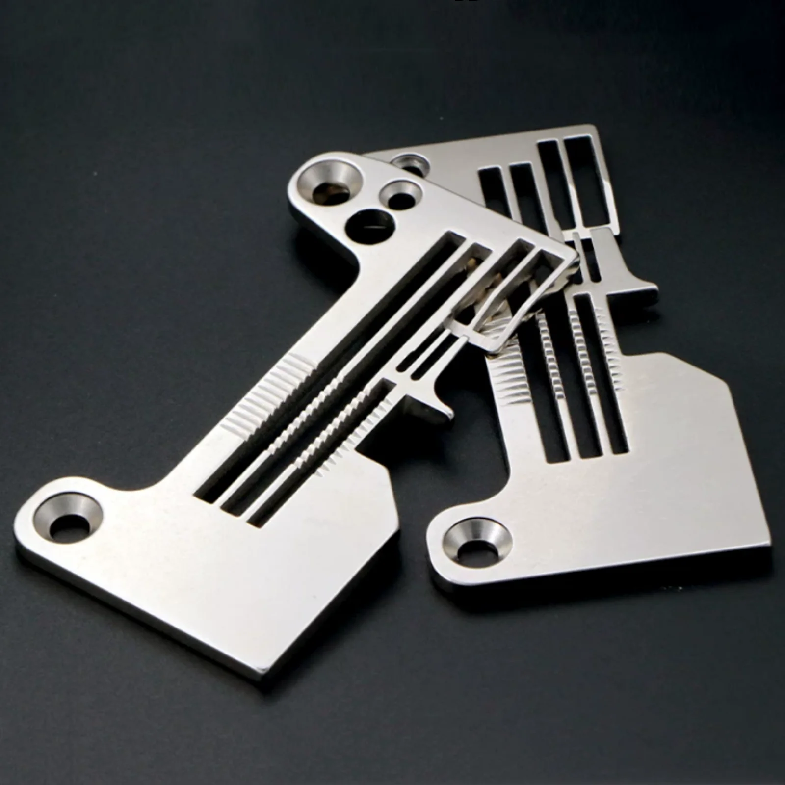1PCS High Quality with hole 4 thread Needle Plate Fit for Jack C5 Bruce B6 and Computer Edging Machine, Locking Machine Parts