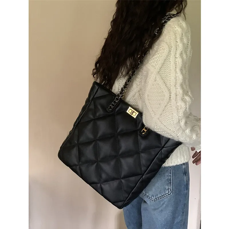 Featuring a unique and luxurious South Wind Tote Bag for Women with Large Capacity Autumn/Winter Commuting Chain Shoulder Bag