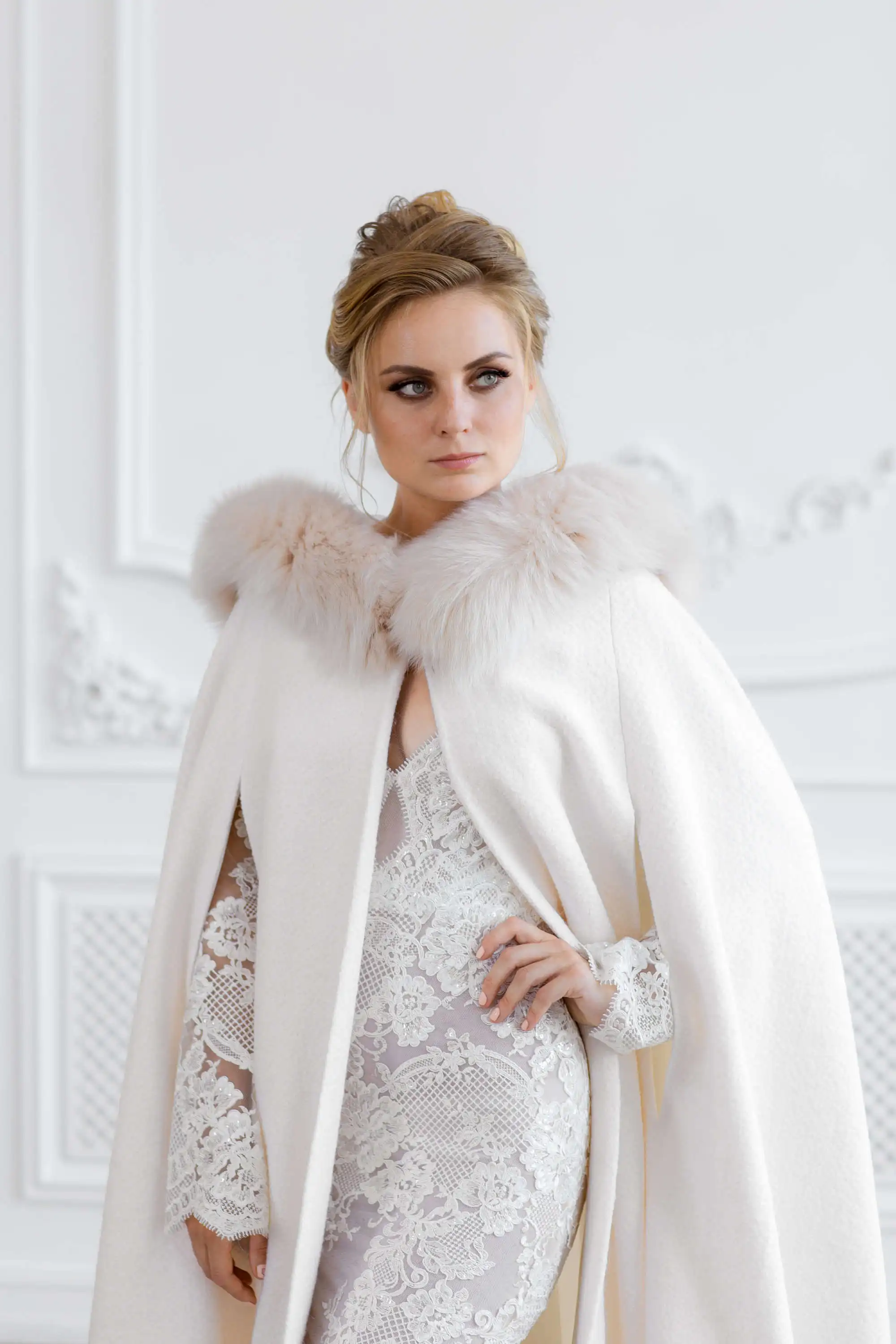 Winter Warm Customized Bridal Capes with Fur Wedding Cloak Women Long Bride Bolero Split Wedding Wrap Jacket