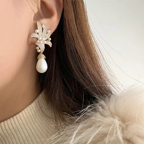 2023 Women Gold Leaf Pearl Earrings Feminine Leaf Earrings French Vintage earrings