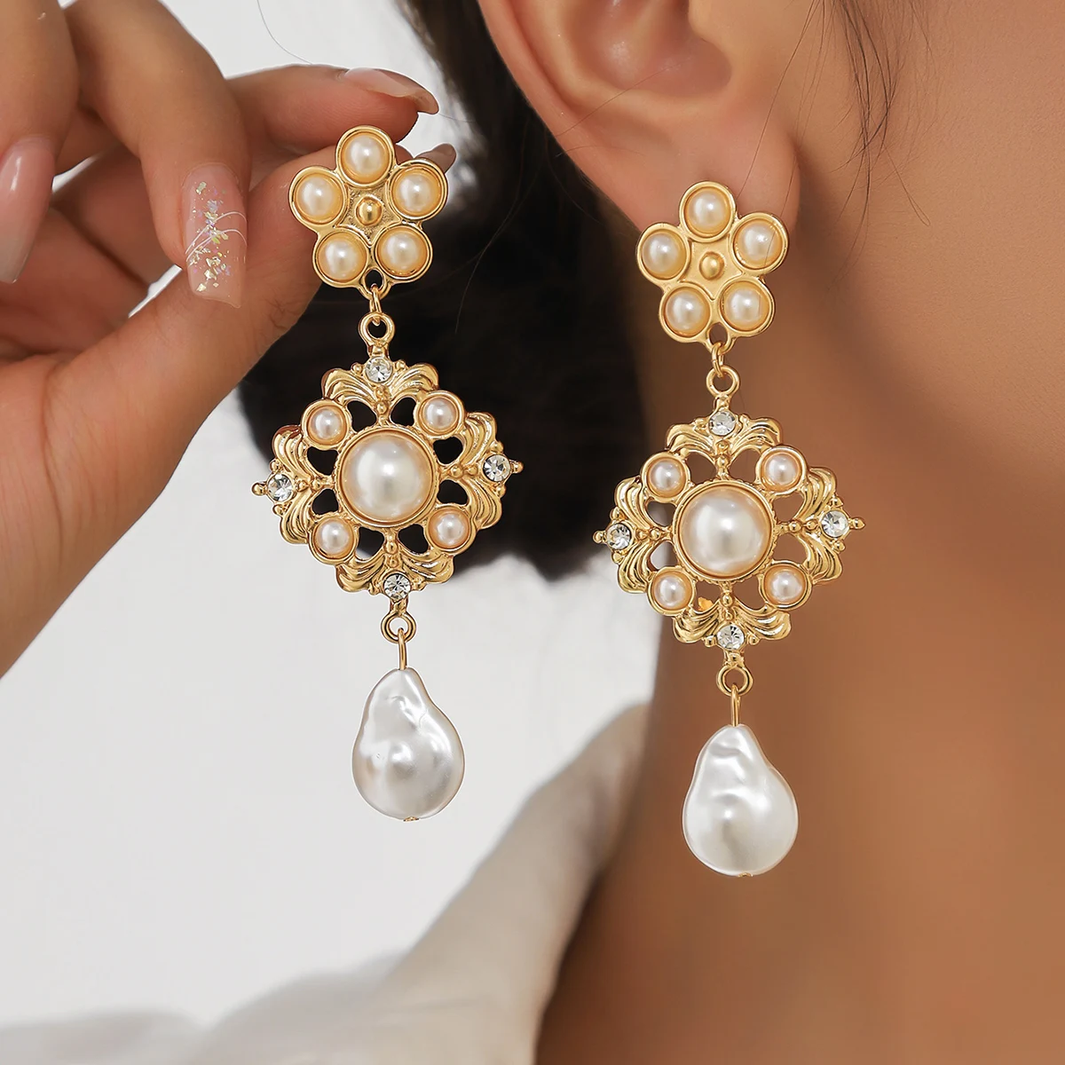 Creative retro heavy industry earrings for women, luxurious and high-end. Geometric styles with imitation pearl flowers and conc
