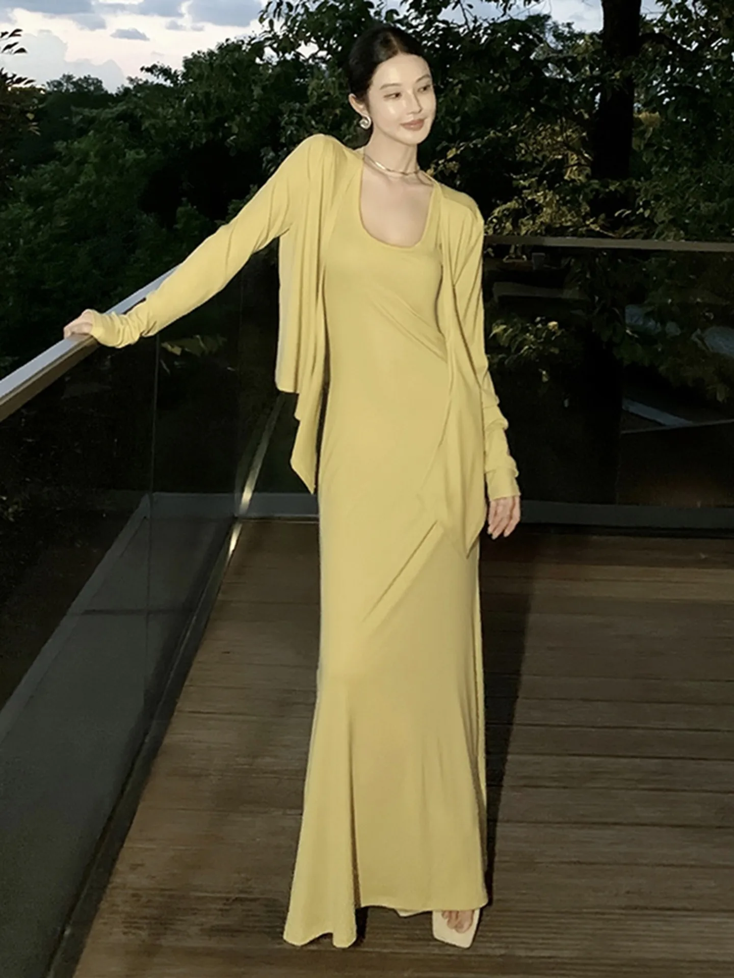 

Элегантный комплект Ele Simple Spring 2026: кардиган с длинными рукавами и топ на бретельках для богатых девушек, в прохладных тонах, высокого качества, модный дизайн