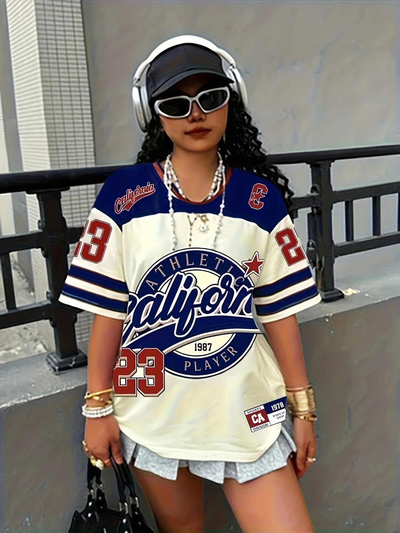 Una camiseta deportiva retro California para mujer, decorada con una letra "c" roja, un top streetwear ligero y diario.