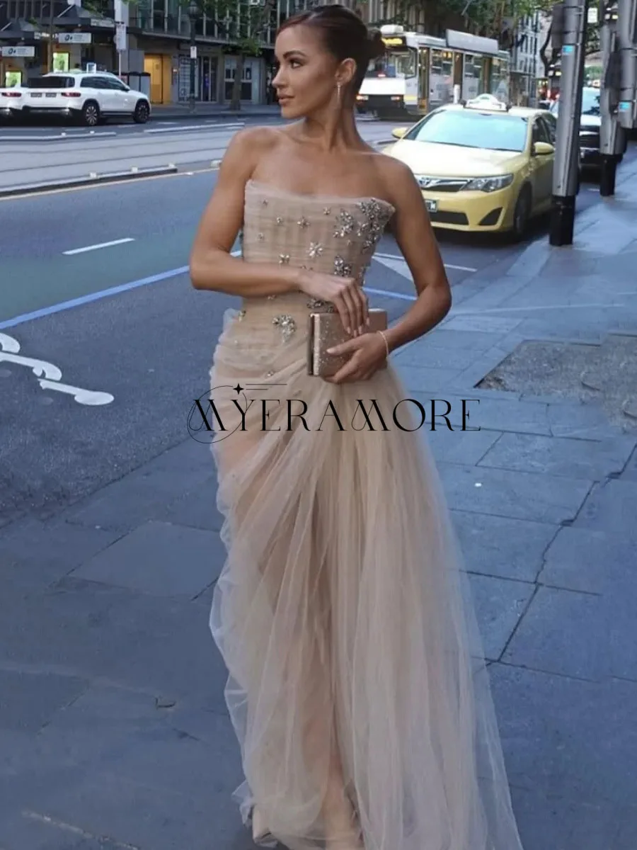 Wunderschöne trägerlose Abendkleider, Tüll, Meerjungfrau, Perlen, Seitenschlitz, Falten, Promi-Abschlussballkleider, individuell gestaltet