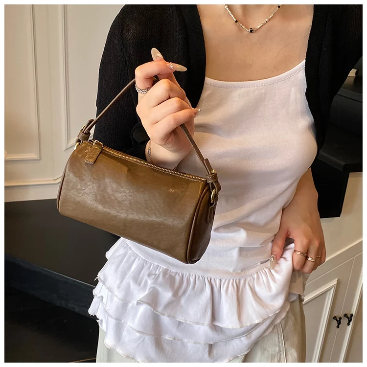

‌2025 Luxury Pillow Shoulder Bag - Genuine First-Layer Cowhide Messenger Purse with Gold Rivets, Opera Gala & VIP Dinner Clutch‌