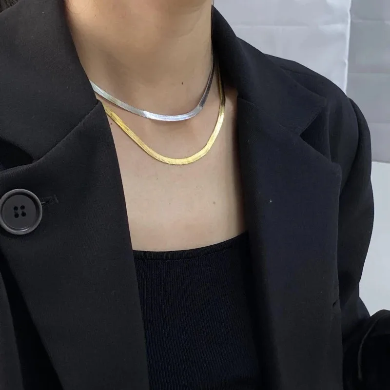 الراقية متعددة الاستخدامات المعدنية الفاخرة 18K مطلية بالذهب متعرجة قلادة ثعبان بسيط شخصية كلاسيكية قلادة