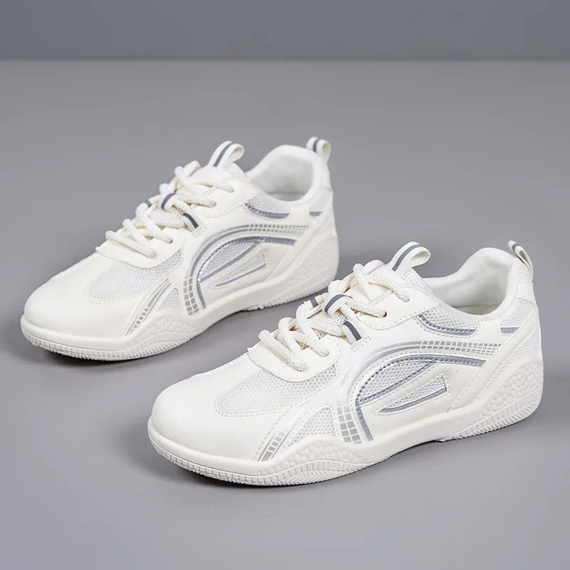 أحذية كاجوال شعبية منخفضة القطع للنساء، أحذية رياضية عصرية مضادة للانزلاق للطلاب، أحذية تدريب شبكية متعددة الاستخدامات