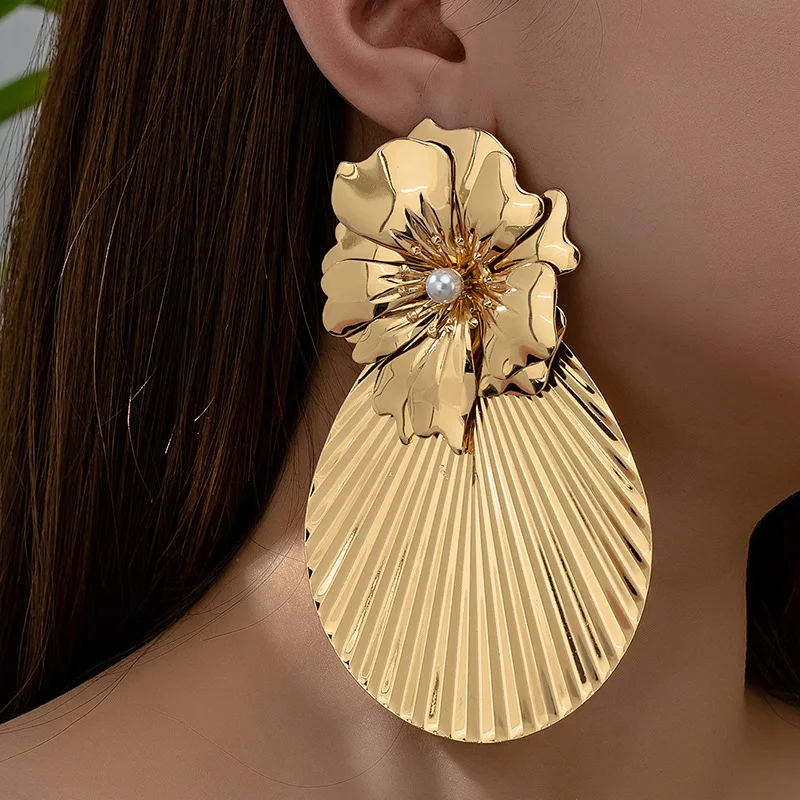 Vintage Gold Color Metallic Flower Earrings Female Personality High-end Ginkgo Leaf Temperament Earring Jewelry for Women