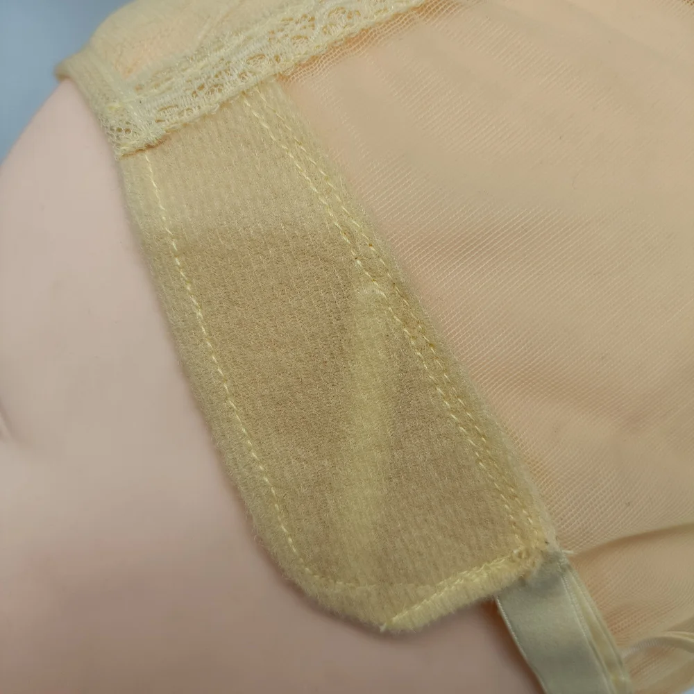 قبعة شعر مستعار من الدانتيل الأصفر للصنع مع شريط قابل للتعديل، قبعة شعر من الدانتيل ذات فتحة كبيرة، قبعات شعر مستعار من السيليكون قابلة لإعادة الاستخدام