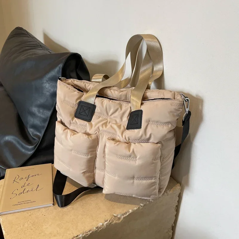 Bolsa tote casual de grande capacidade com zíper de cor sólida 2025 venda quente bolsa de ombro versátil de alta beleza macia simples bolsa de deslocamento