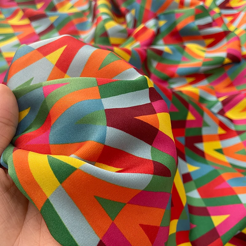 

Красочный волнистый узор с принтом, саржевый материал из полиэстера, ткань для женского платья, блузки, брюк, ткань «сделай сам», швейный материал