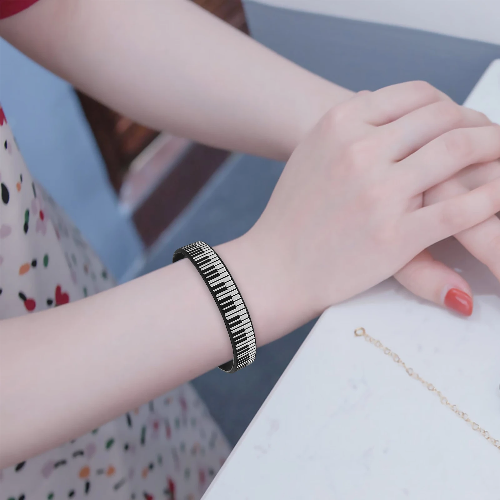 

12 Pcs Piano Key Bracelet Silicone Wristbands Music Party Favors Soft Comfortable Jewelry for Concerts Daily Unique Style
